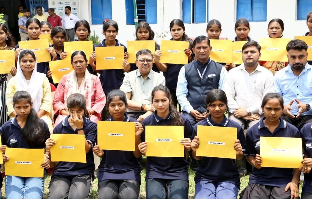 Bokaro News : दूसरे बच्चियों के लिए रोल मॉडल बने, ईमानदारी से करें काम : डीसी