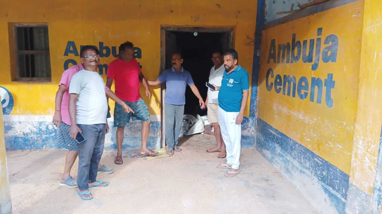 East Singhbhum News : चाकुलिया : गोदाम में घुसकर जंगली हाथी ने खाया धान