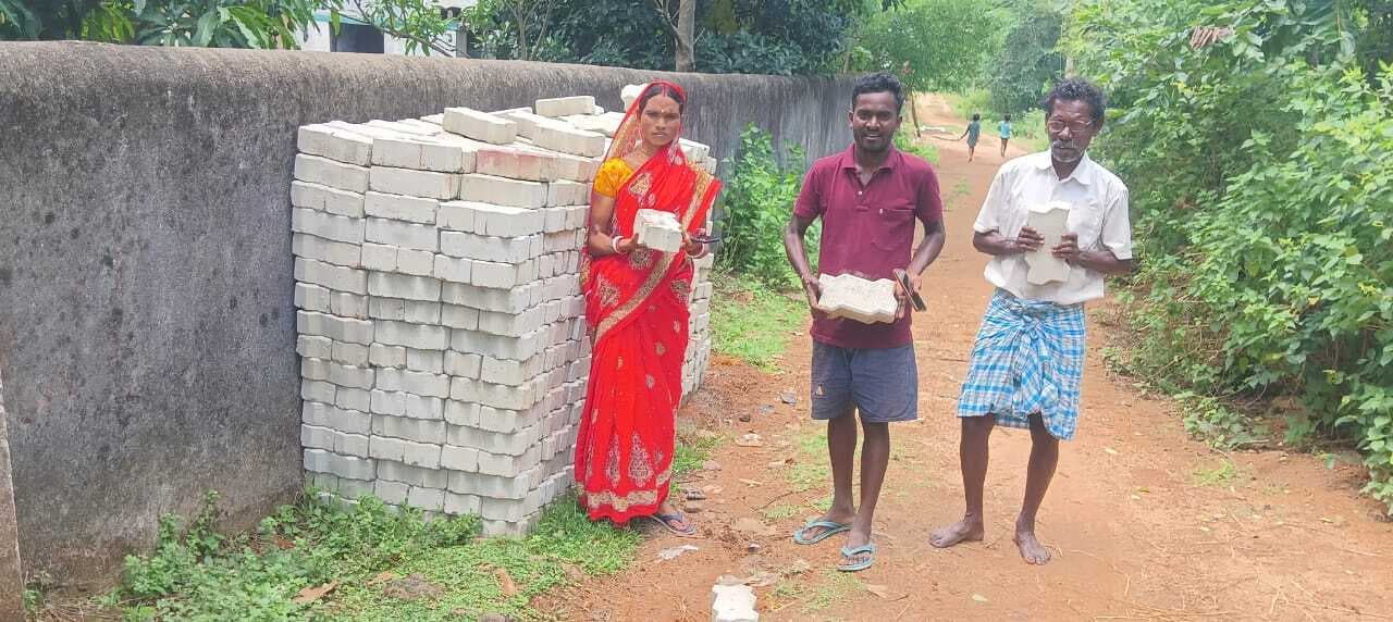 East Singhbhum News : बायनांगला स्कूल में घटिया पेवर्स ब्लॉक बिछाने का विरोध