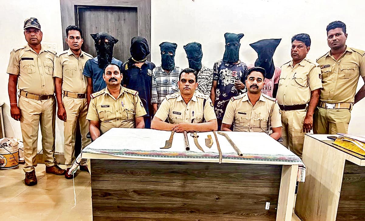 Rourkela News: पेट्रोल पंप और दुकानों में डकैती की योजना बनाते आधा दर्जन युवक गिरफ्तार, हथियार जब्त