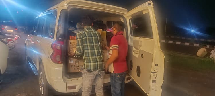 Dhanbad News: बार रेस्टोरेंट में उत्पाद टीम का छापा, अंग्रेजी शराब जब्त