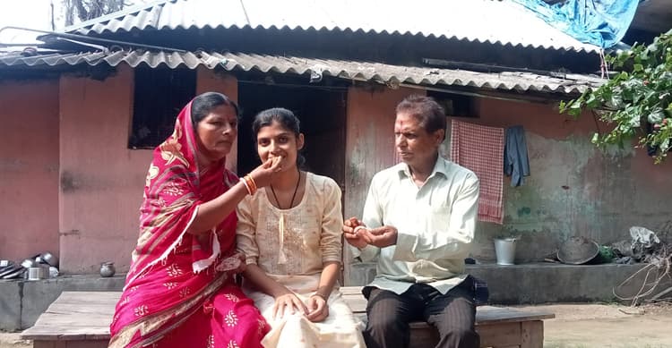 East Singhbhum News : मजदूर की बेटी आतोषी ने साइंस में राज्य में पांचवां स्थान हासिल किया