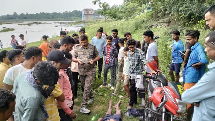 Dhanbad News: दामोदर नदी के कालीमेला घाट पर मिला युवक का शव, हत्या की आशंका