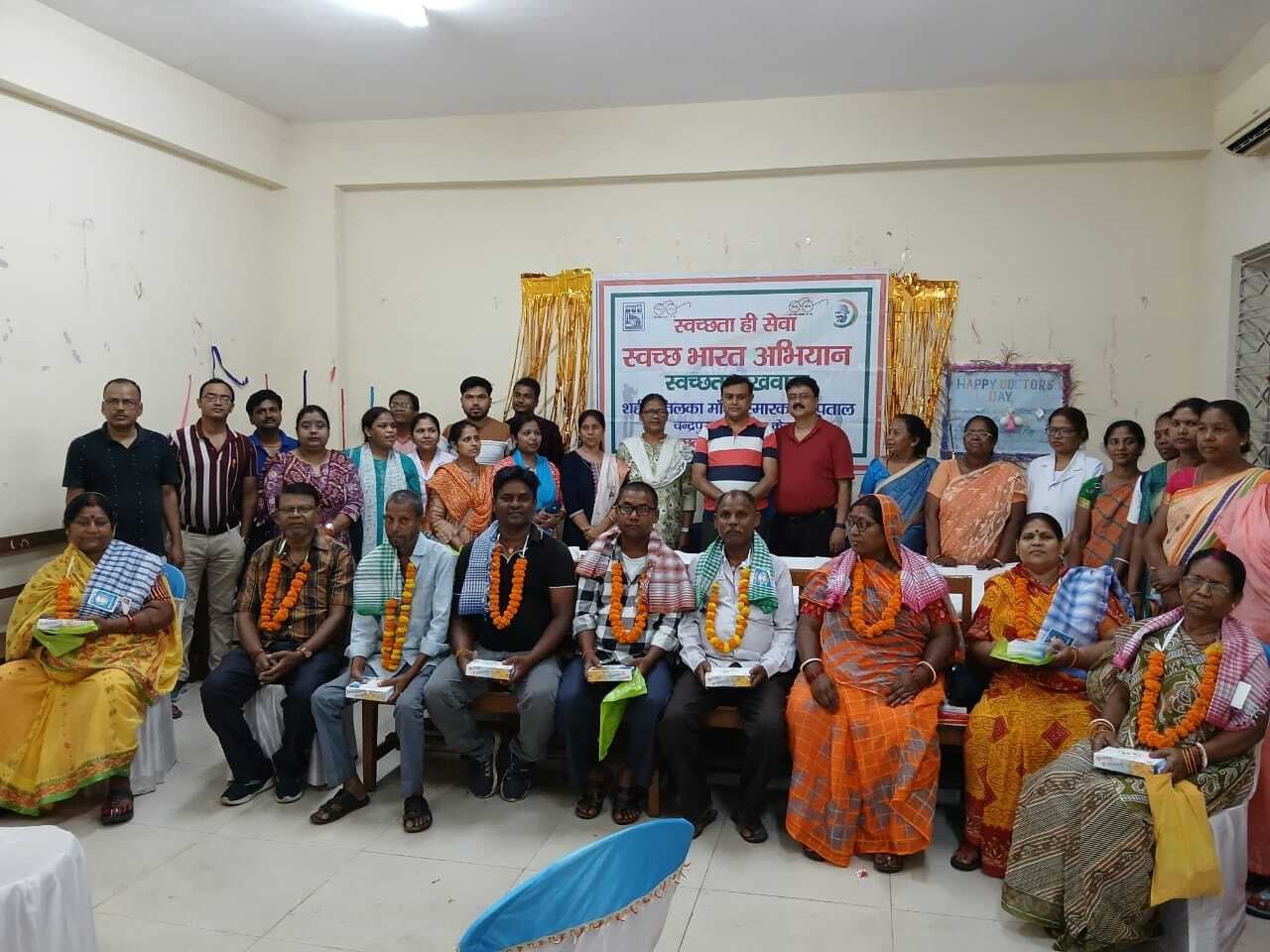 Bokaro News : डीवीसी अस्पताल में स्वच्छता कर्मियों को किया गया सम्मानित