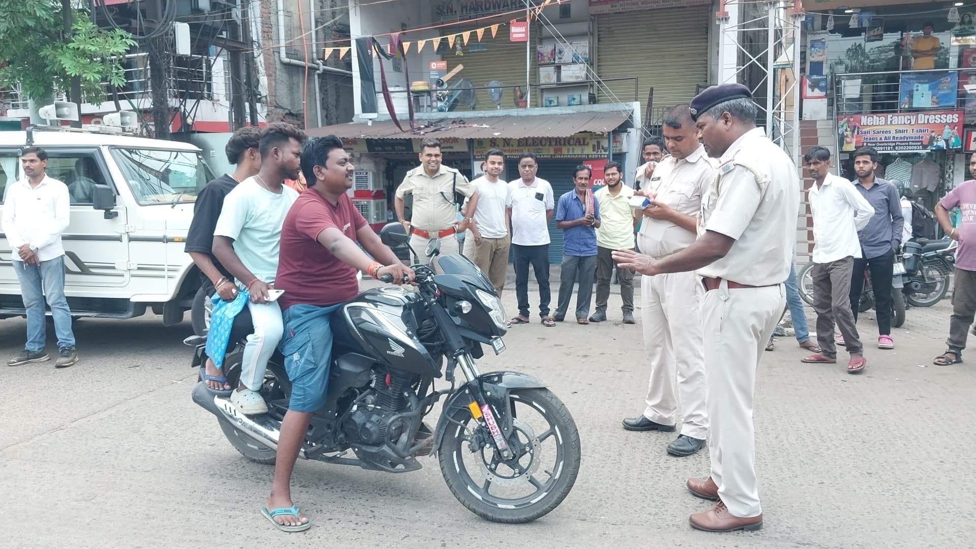 Bokaro News : सड़क पर वाहन पार्क करने वालों काटा चालान