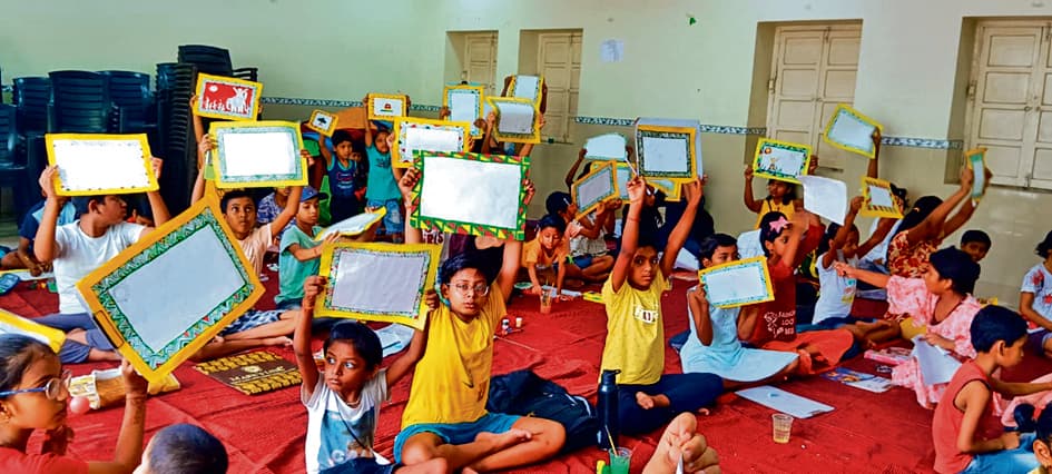 Bhagalpur news शिक्षकों में मुखिया ने बांटा पौधा