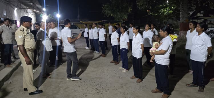 Bettiah : एसपी नये सिपाहियों से मिले, दी नसीहत