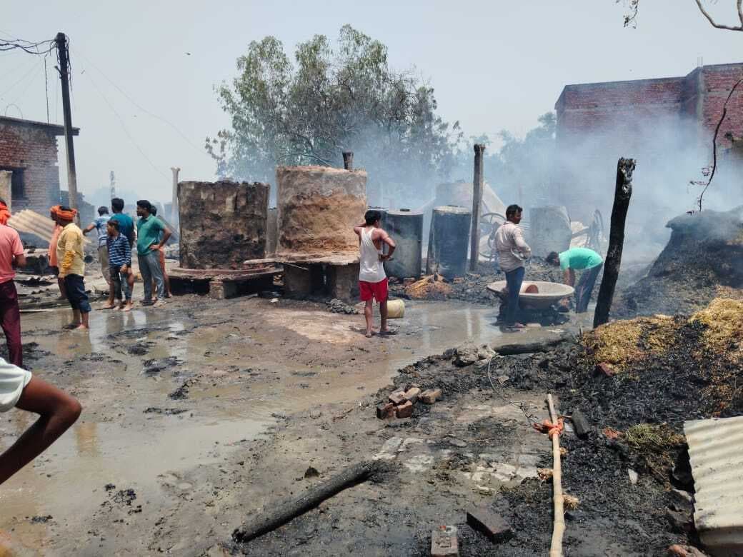 Bettiah : ठकराहा के मोतीपुर गांव में लगी आग, 20 से अधिक घर जलकर राख
