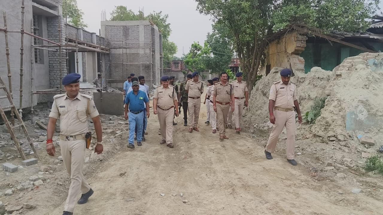 Bettiah : एसपी ने पुलिस लाइन भवन का निरीक्षण