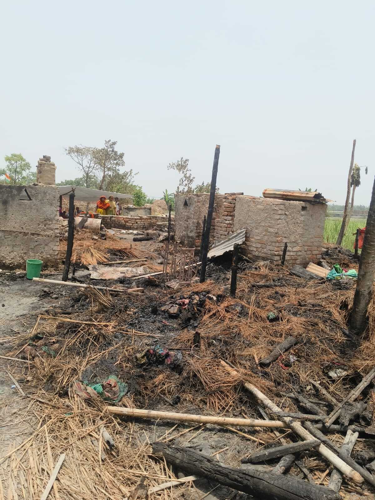 Bettiah : पूर्वी तुरहापट्टी में शार्ट-सर्किट से हुई अगलगी में डेढ़ दर्जन घर जले, लाखों की क्षति