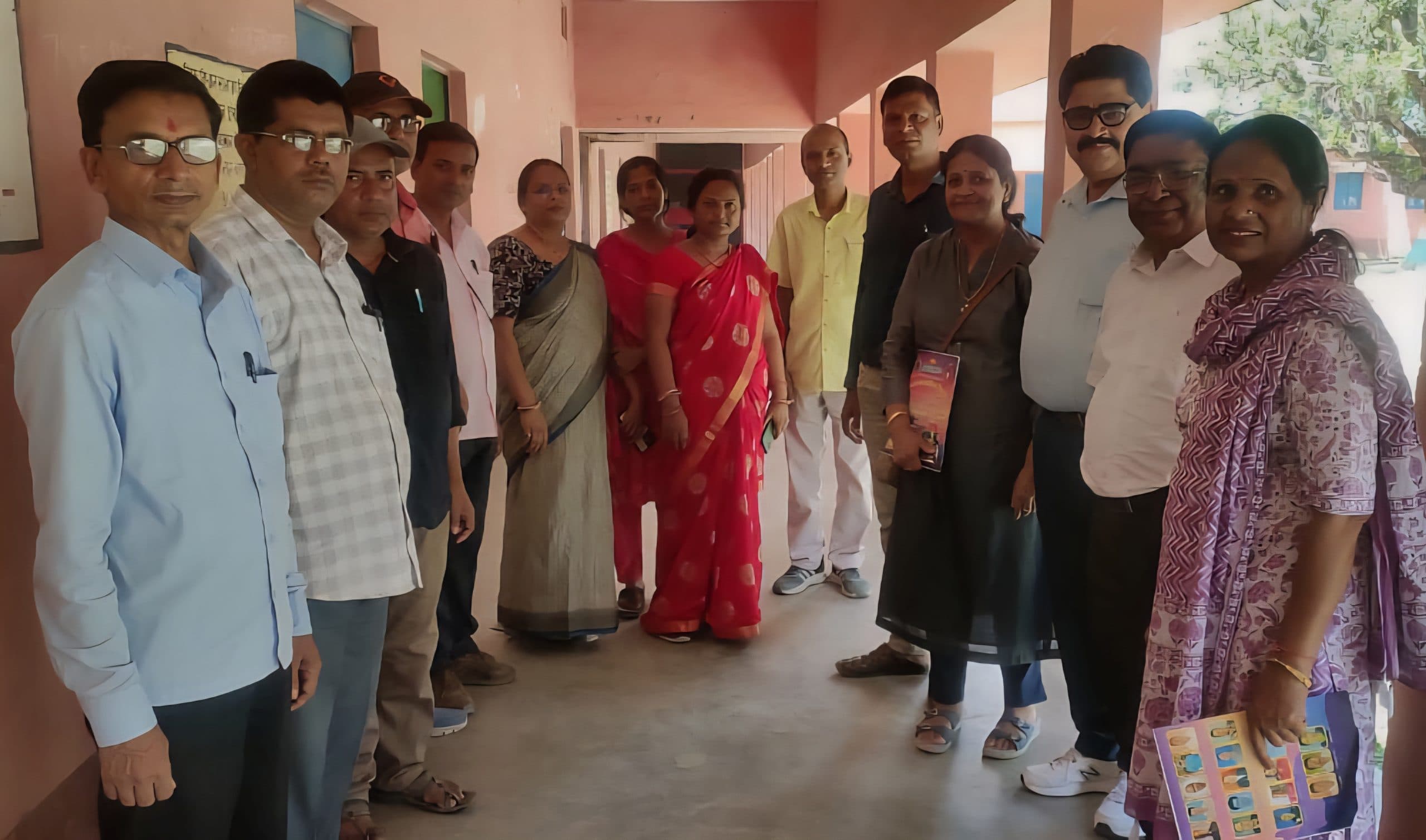 स्कूल पहुंचकर भावुक हुए पुराने सहपाठी