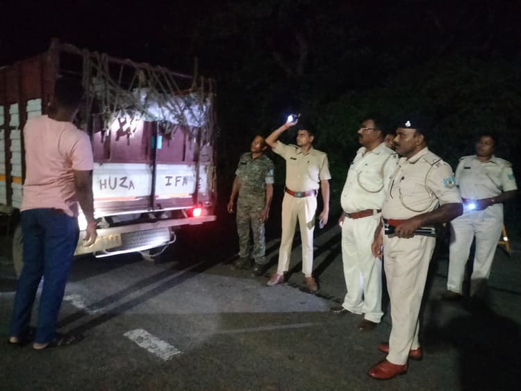 वाहनों की हुई जांच, ली गयी तलाशी