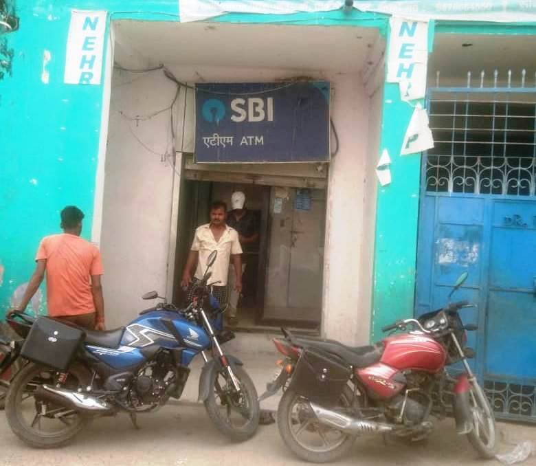 एटीएम हटाने के फैसले का ग्रामीणों ने किया विरोध, डीएम व बैंक अधिकारियों को सौंपा आवेदन