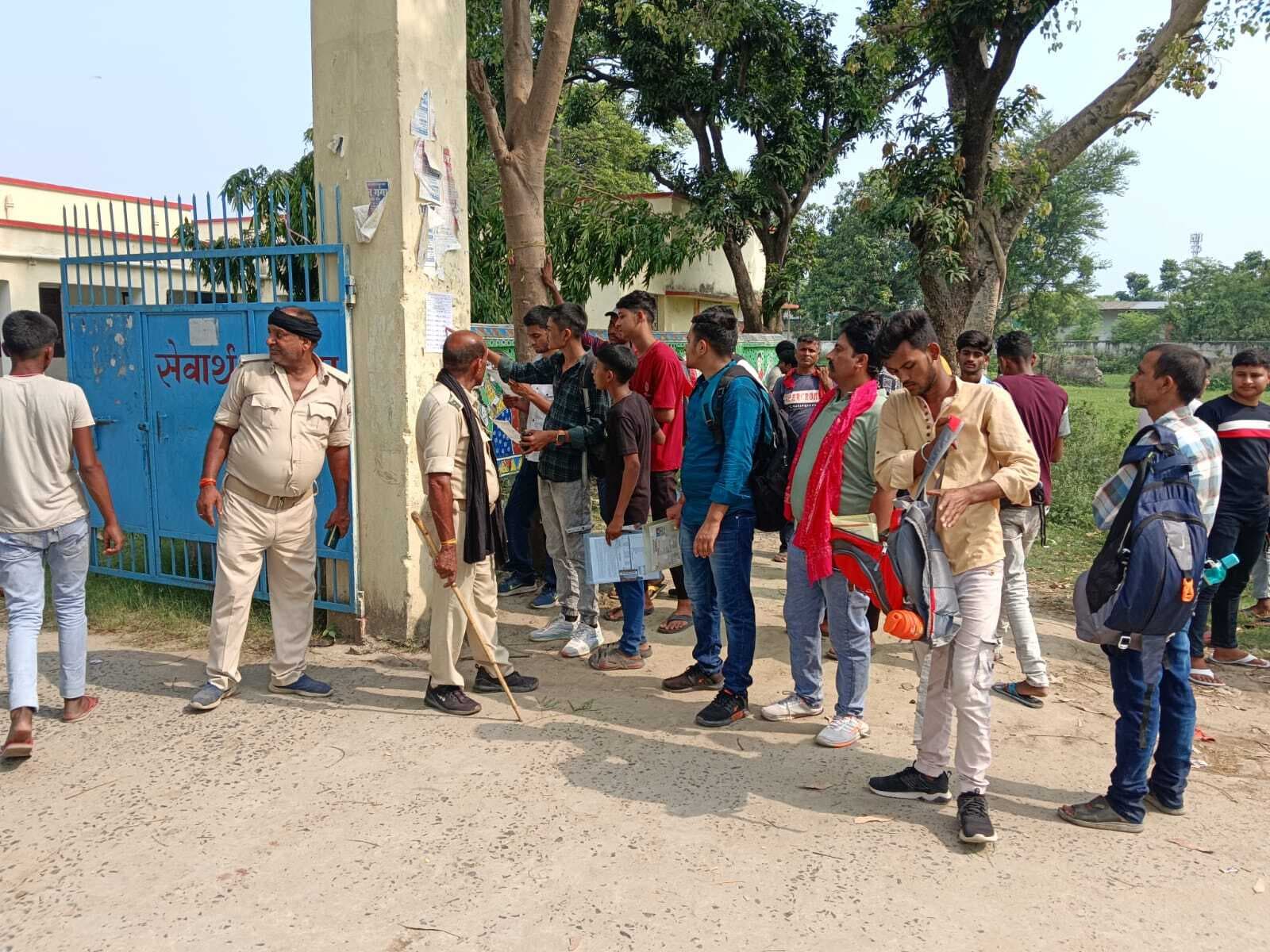 गहन जांच के बाद परीक्षार्थियों को केंद्र में दिया गया प्रवेश