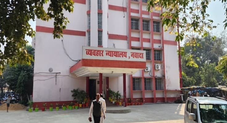 पुलिस को चकमा दे आरोपित फरार