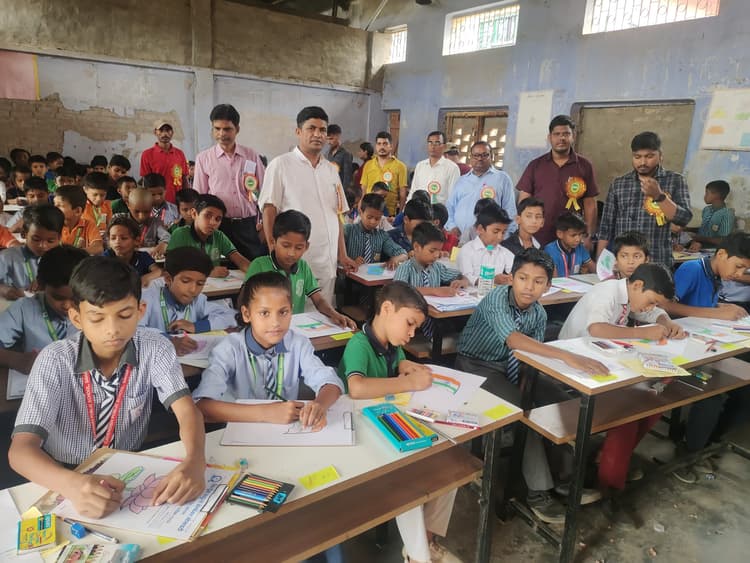 बच्चों के बीच चिल्ड्रेन स्कूल्स वेल्फेयर सोसाइटी ने की चित्रकारी प्रतियोगिता