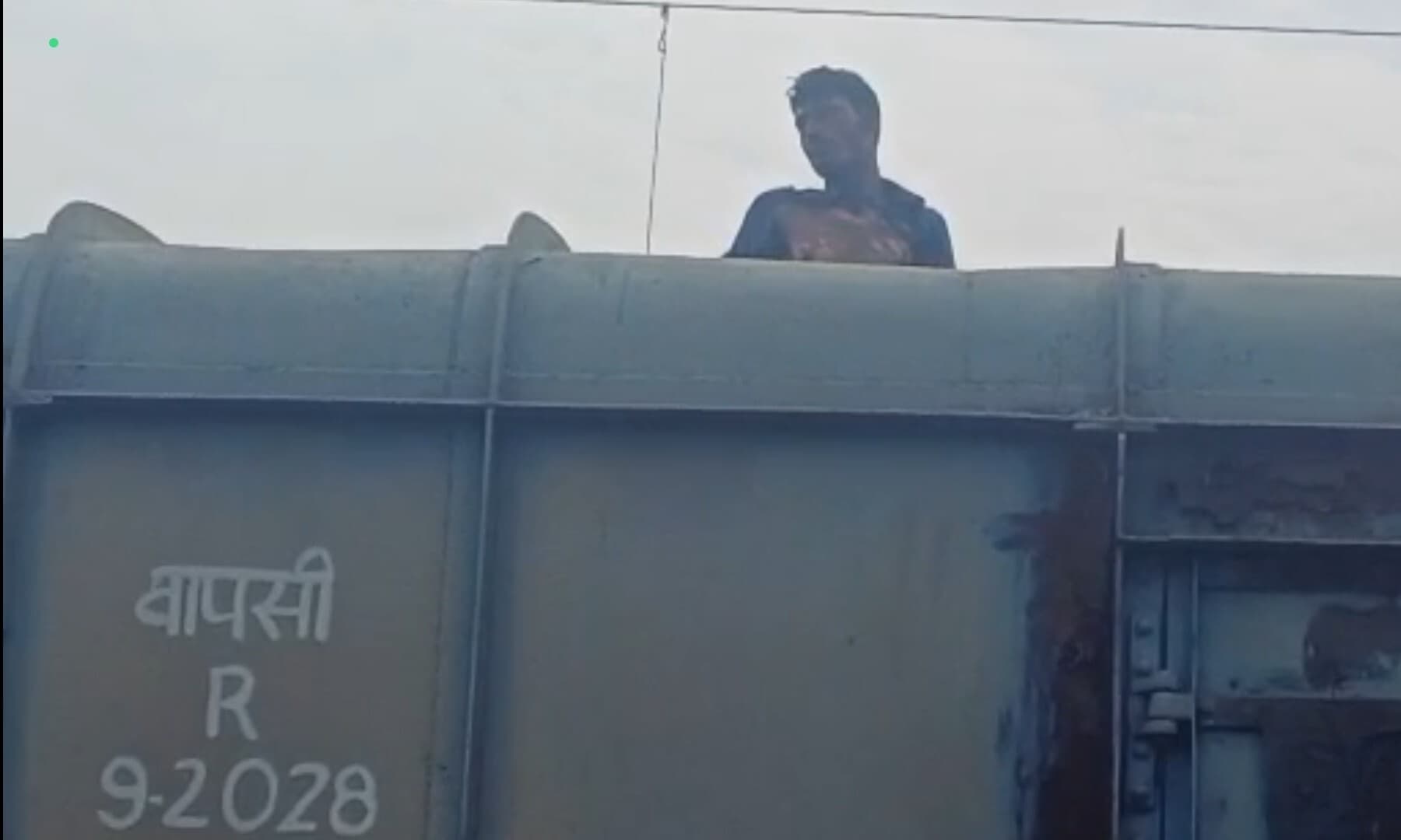 मालगाड़ी की बोगी पर अचानक चढ़ा युवक, हाईटेंशन की चपेट में आने से झुलसा, हालत गंभीर