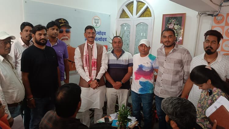 ठेकेदारों ने असैनिक विभाग प्रमुख की शिकायत रक्षा राज्य मंत्री से की