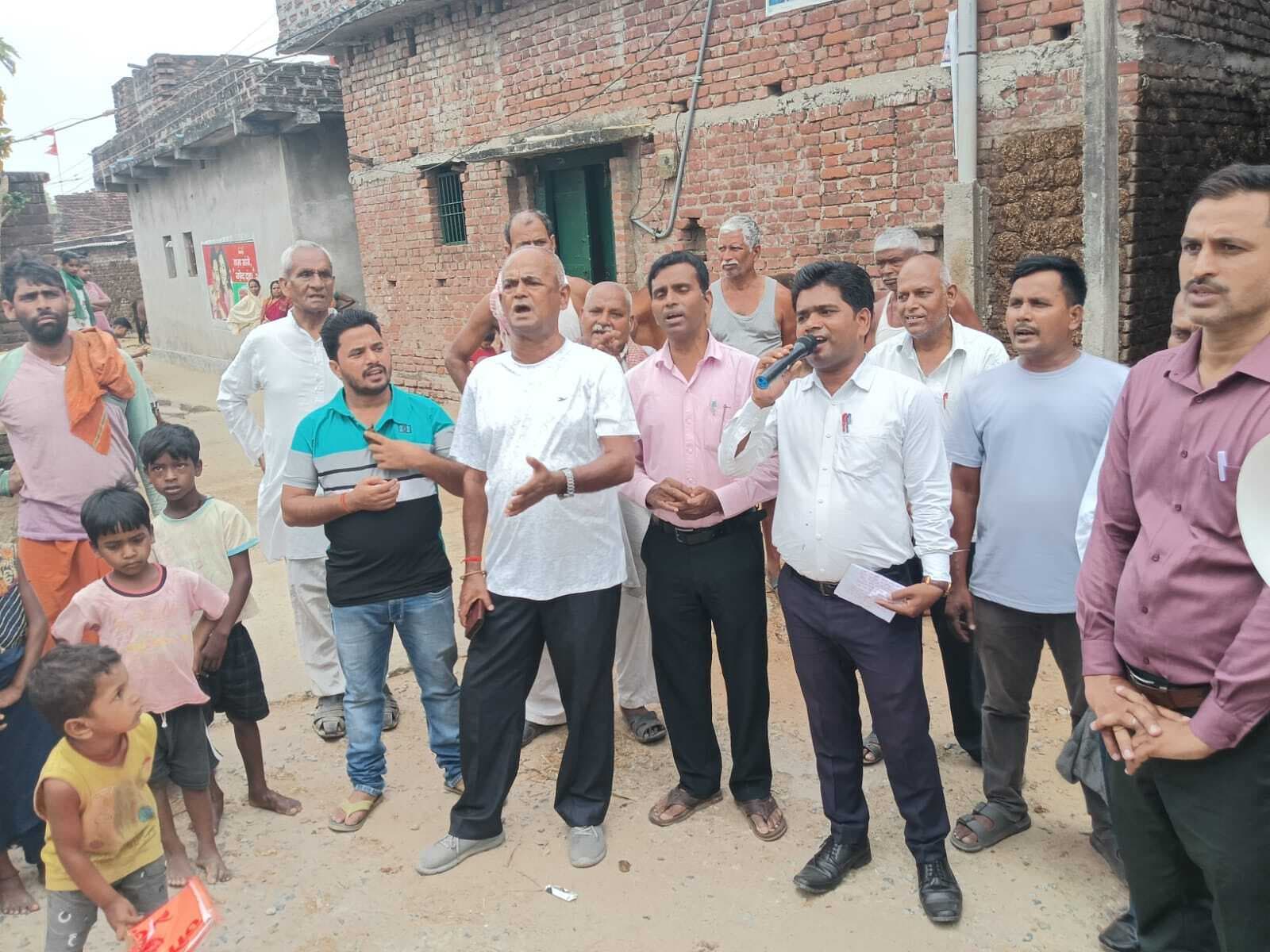 गांव में शिक्षा का जलाया जा रहा अलख