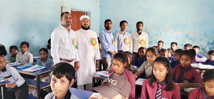 छोटे-छोटे बच्चों ने चित्रकला के प्रति दिखायी दिलचस्पी