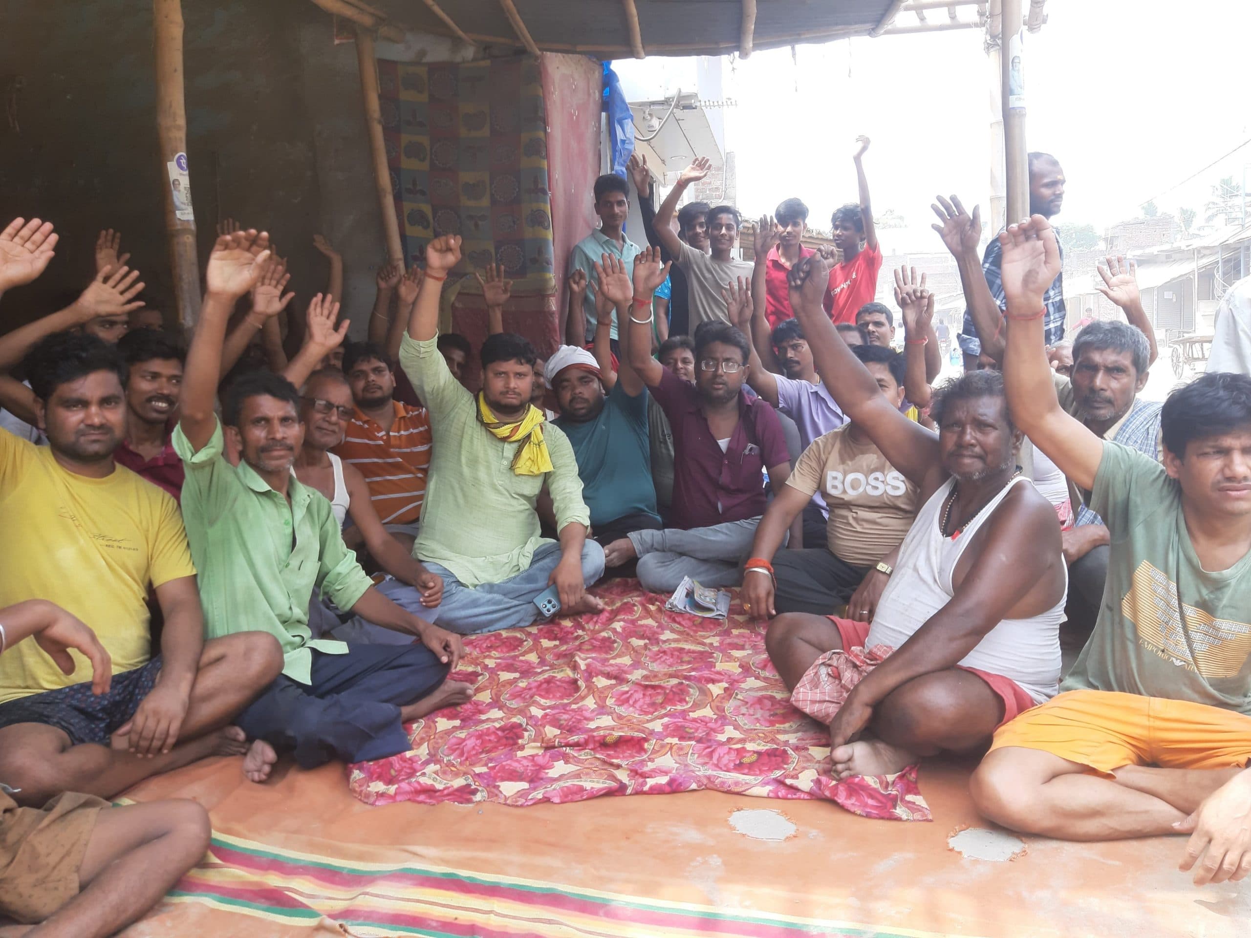 मुआवजे की मांग को लेकर बाजार बंद कर किया प्रदर्शन