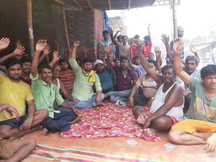 मुआवजे की मांग को लेकर बाजार बंद कर किया प्रदर्शन