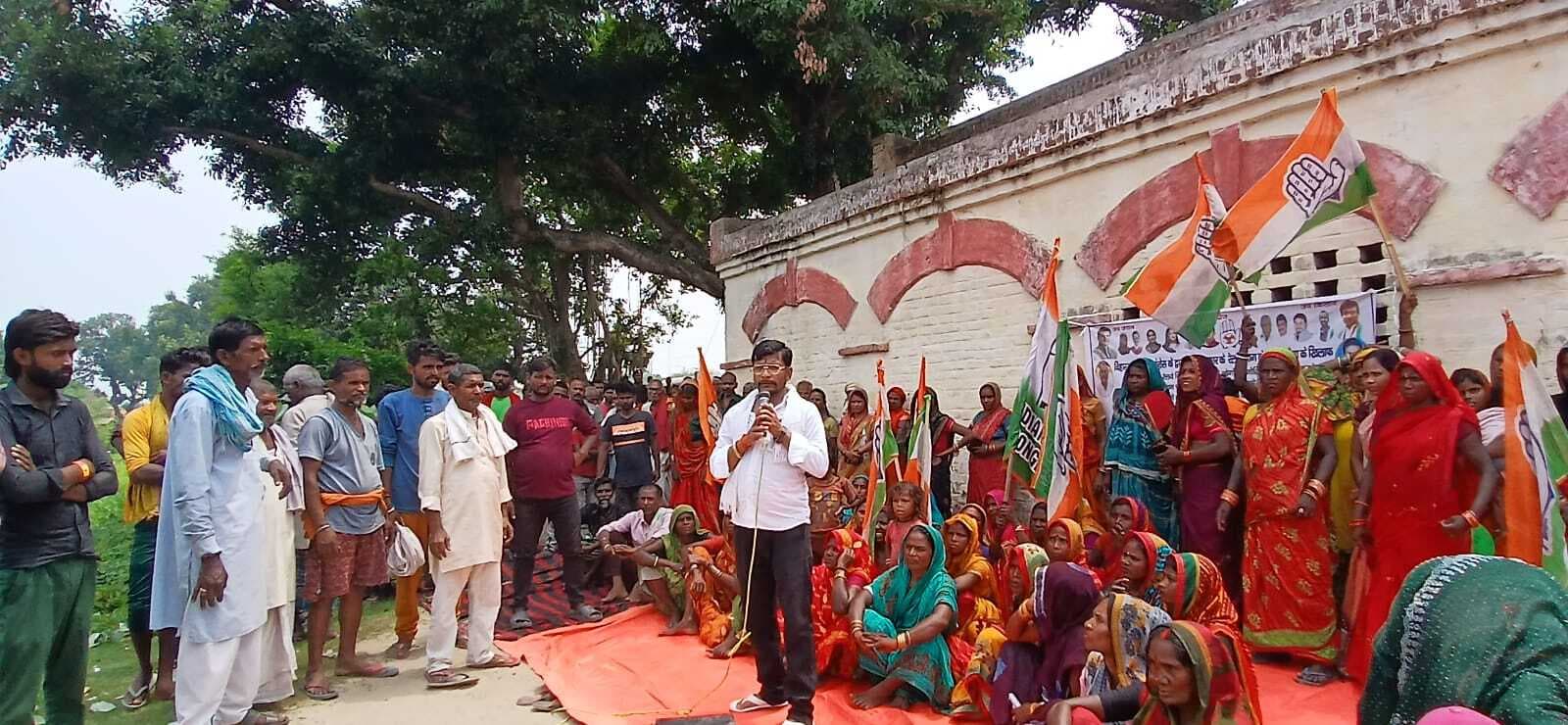 गढ़ बरूआरी रेलवे स्टेशन पर युवा कांग्रेस ने किया विरोध प्रदर्शन, मांगों का सौंपा ज्ञापन