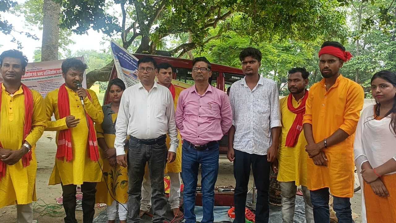 नुक्कड़ नाटक से श्रम विभाग की योजनाओं की दी जानकारी