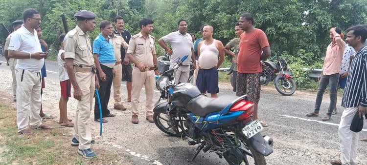 खैरदाहा नदी से बाइक बरामद, पुलिस कर रही जांच