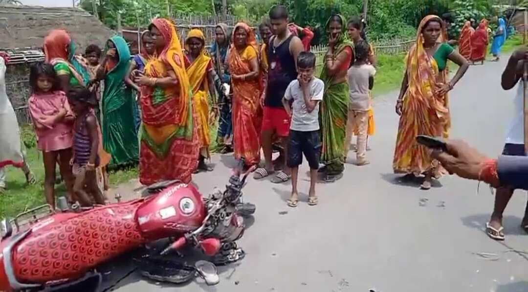 अनियंत्रित हाइवा ने बाइक सवार को रौंदा, युवक की हालत नाजुक