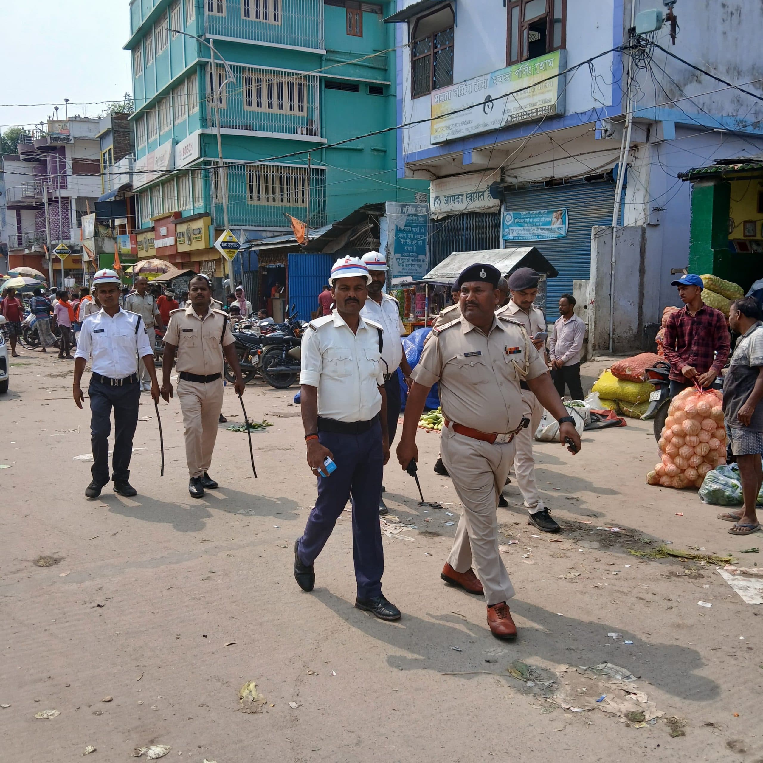 न्यू मार्केट, अतिक्रमण व सड़क पर वाहन लगाने वालों के खिलाफ चला अभियान