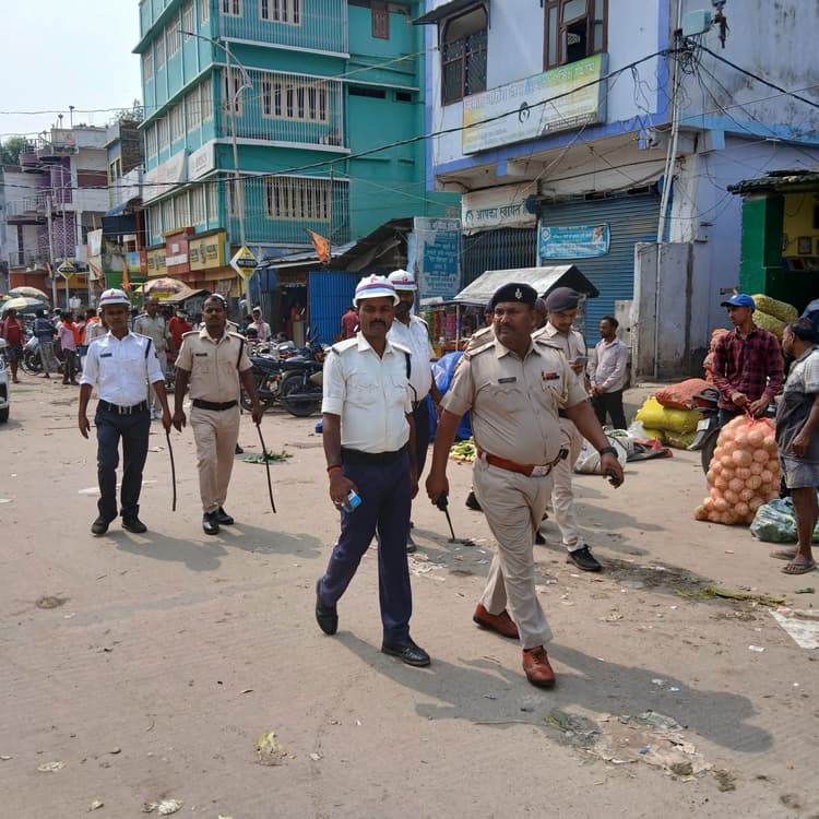 न्यू मार्केट, अतिक्रमण व सड़क पर वाहन लगाने वालों के खिलाफ चला अभियान