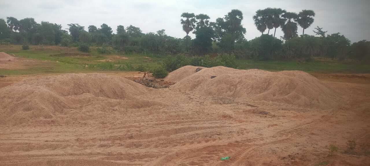 एनजीटी की रोक से पहले ही कारोबारियों ने किया बालू डंप