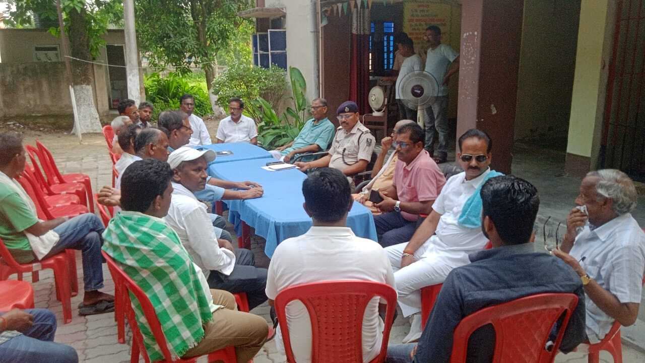 शांतिपूर्ण माहौल में मनेगा बकरीद का पर्व, प्रतापगंज थाना परिसर में हुई शांति समिति की बैठक