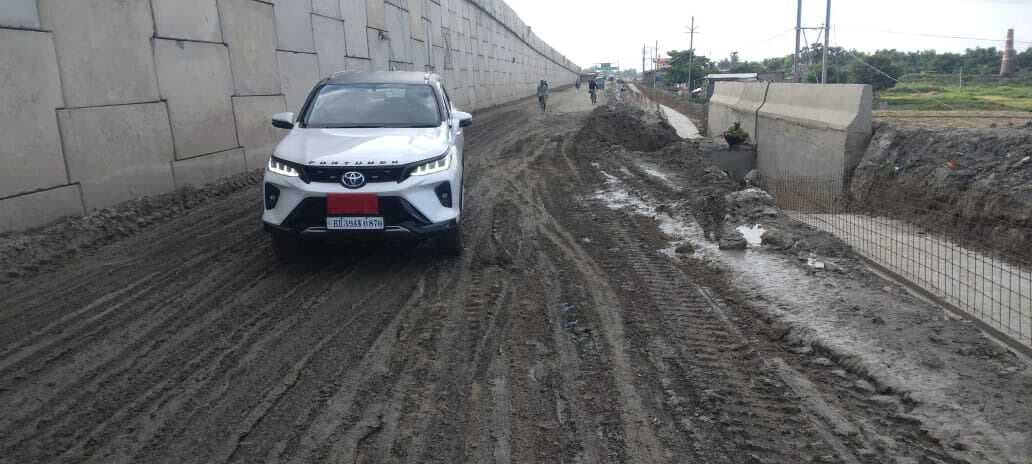 नारायणपुर फ्लाई ओवर ब्रिज के दोनों साइड कीचड़ से प्रतिदिन गिरकर घायल हो रहे बाइक सवार