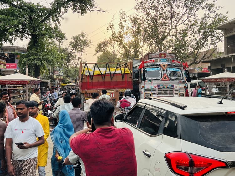 मिश्र बतरहां बाजार में रविवार को महाजाम, दो किमी तक लगी रही वाहनों की कतार