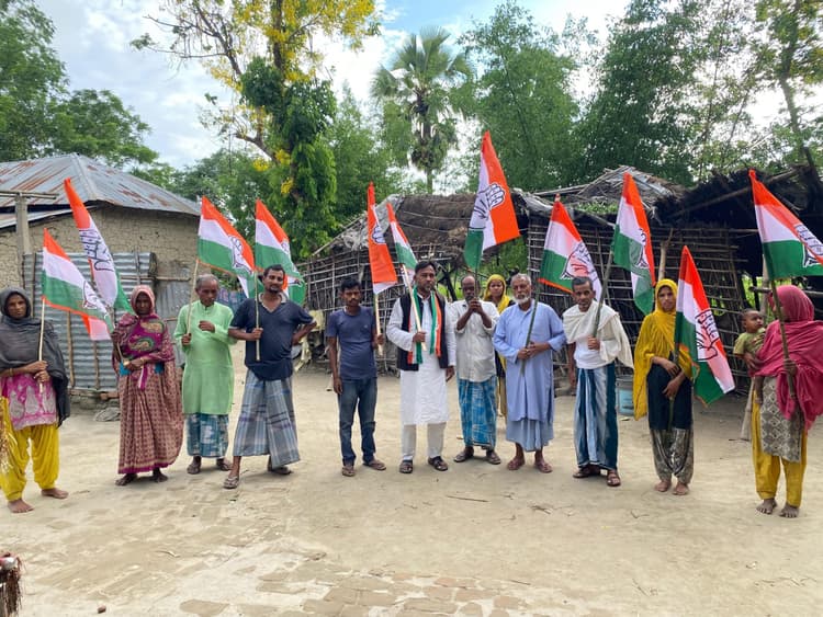 कांग्रेस नेता घर-घर जाकर किया लोगों से संवाद