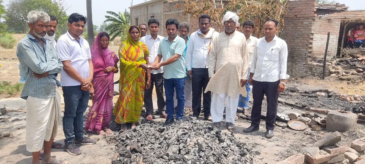 आग लगने से दो झोंपड़ियां राख, छह बकरियों की झुलसकर मौत