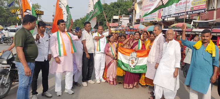 मासूम बच्चियों के साथ दुष्कर्म व हत्या के खिलाफ कांग्रेसियों ने किया प्रदर्शन