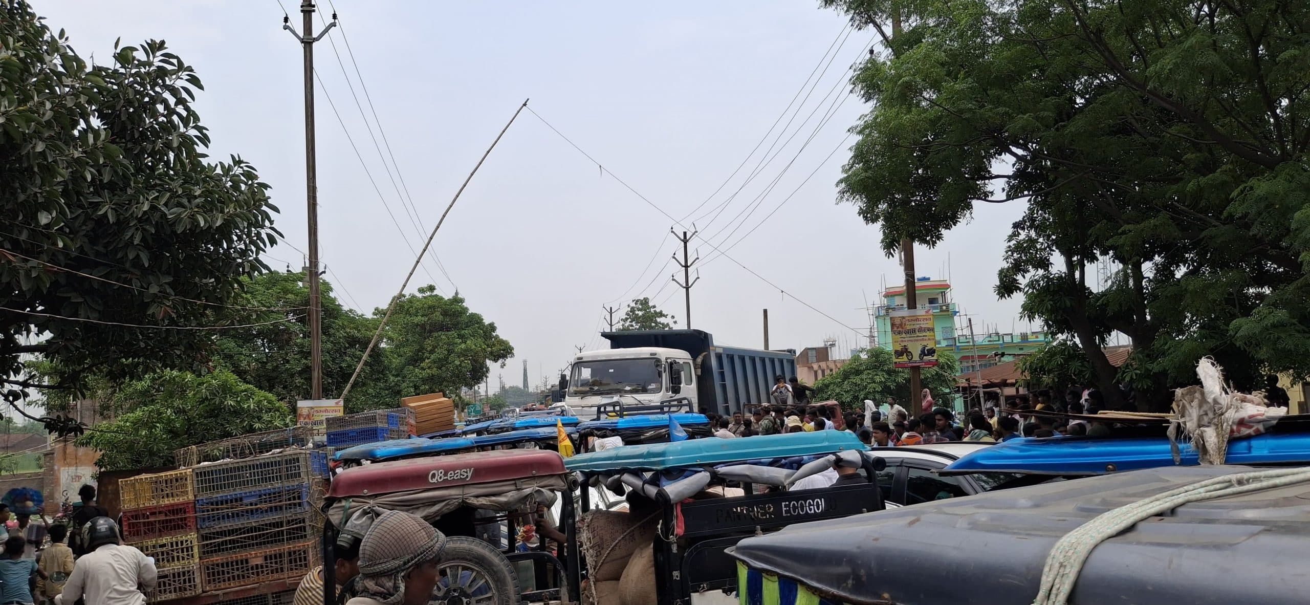 टोल टैक्स की राशि में बढ़ोतरी को लेकर वाहन मालिकों का विरोध,  आवागमन किया बाधित