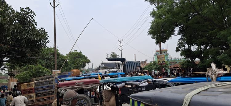 टोल टैक्स की राशि में बढ़ोतरी को लेकर वाहन मालिकों का विरोध,  आवागमन किया बाधित