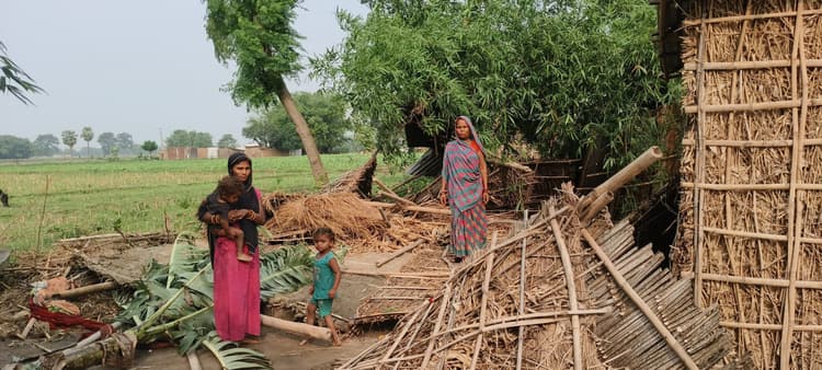 तेज आंधी से खुदना गांव में कई परिवार के घर उड़े