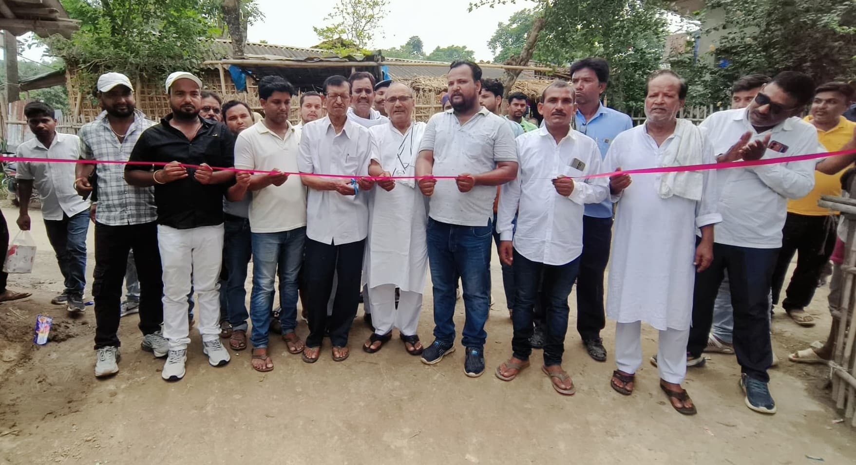 मनिहारी विधायक ने महादलित टोला में दो सड़क का किया उद्घाटन