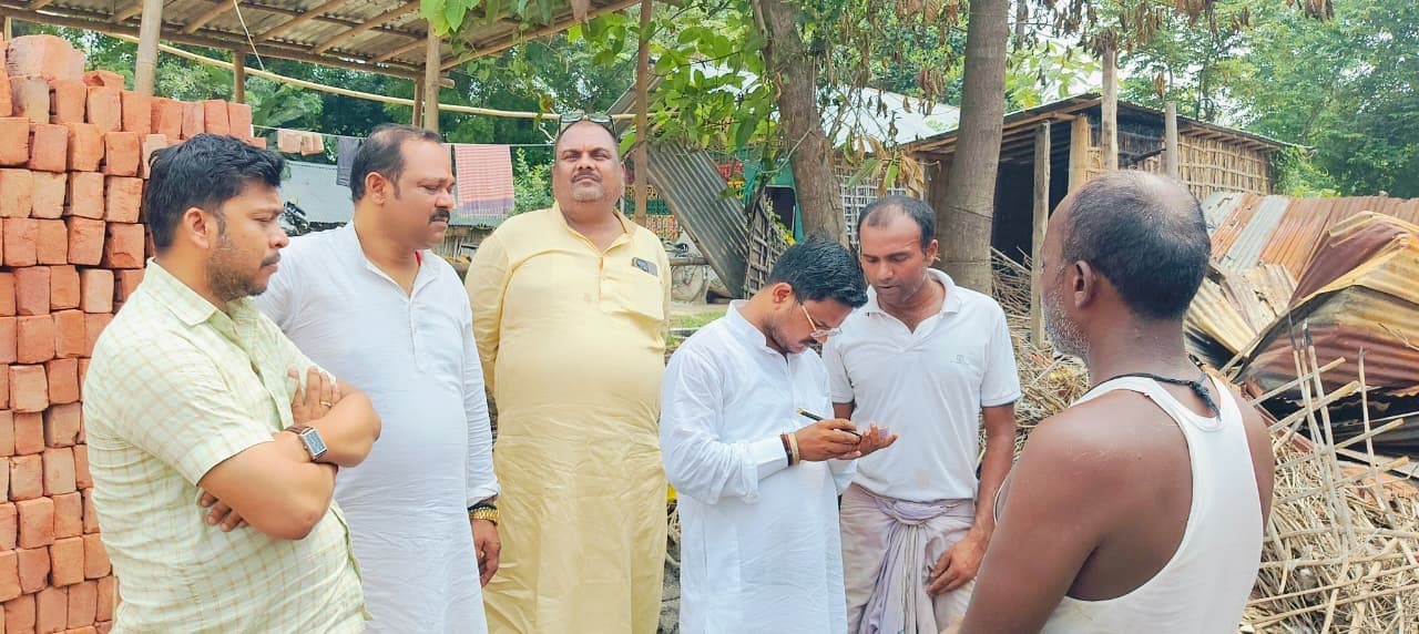 जदयू नेता अगलगी की घटना से पीड़ित से मिले