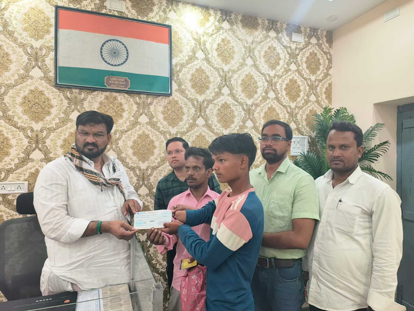 अल्पसंख्यक मंत्री ने सौंपा दो लाख का चेक