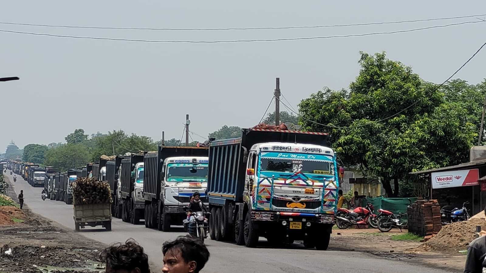 हाइवा की टक्कर से 10 वर्षीया बच्ची घायल, भर्ती