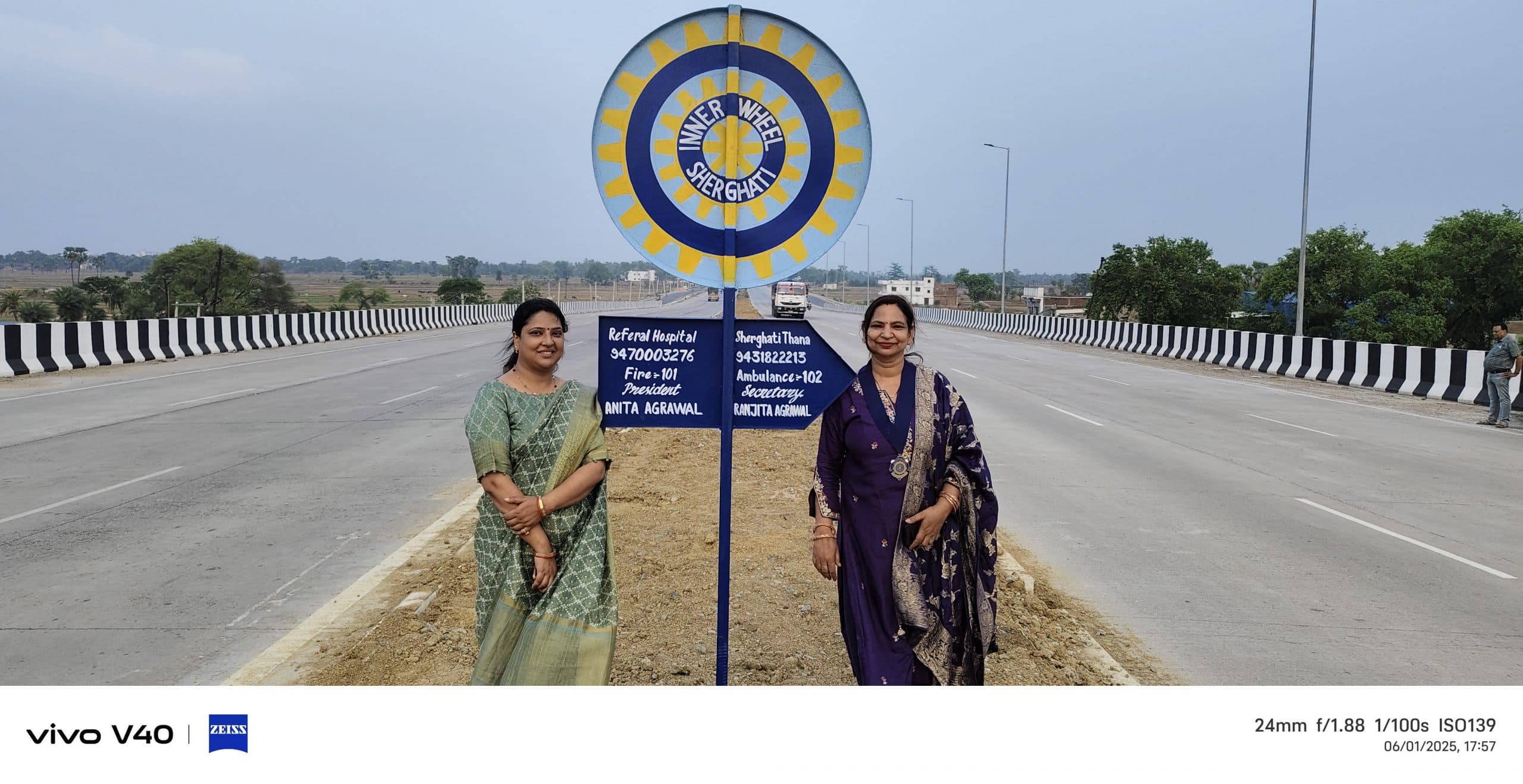 इनरव्हील क्लब ने लगाया जीटी रोड के किनारे इमरजेंसी नंबर