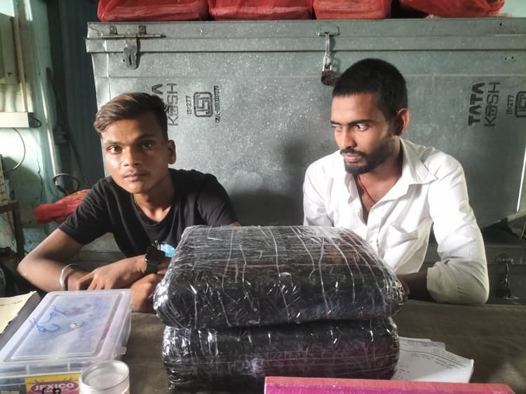 आठ किलो गांजा के साथ दो तस्कर गिरफ्तार