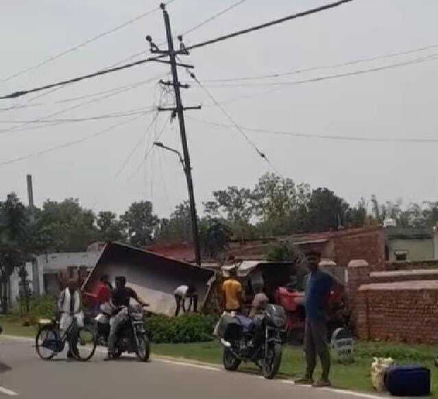 अनियंत्रित वाहन ने बिजली के तीन खंभे व तार तोड़ा, घंटों बिजली आपूर्ति बाधित