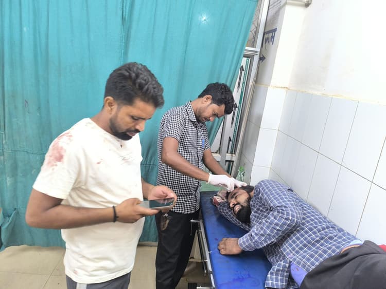 Deoghar News : आपसी विवाद में मारपीट व छिनतई का आरोप, दी शिकायत